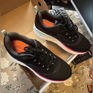 Easy Spirit Black Sneakers. NIB size 10 medium.